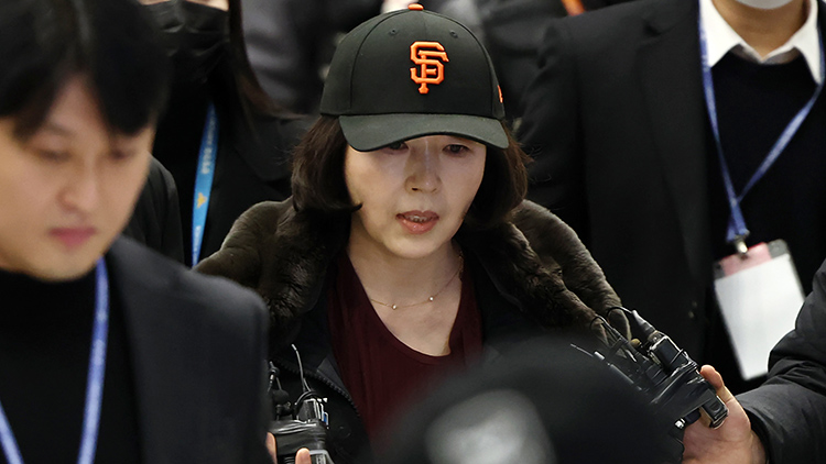 2022년 지방선거 국면에서 더불어민주당 소속이던 강선우 의원에게 '공천헌금' 1억원을 전달한 의혹을 받는 김경 서울시의원이 지난 11일 인천국제공항 1터미널을 통해 입국하며 취재진 질문에 답하고 있다. /연합뉴스