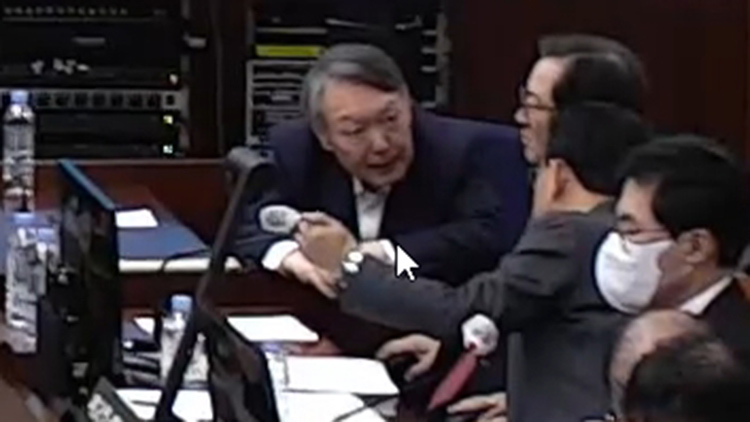 12·3 비상계엄 관련 내란 우두머리 혐의로 기소된 윤석열 전 대통령이 13일 서울 서초구 서울중앙지방법원 417호 형사대법정에서 열린 내란 우두머리 혐의 결심공판에 출석해 변호인들과 대화를 나누고 있다. /연합뉴스