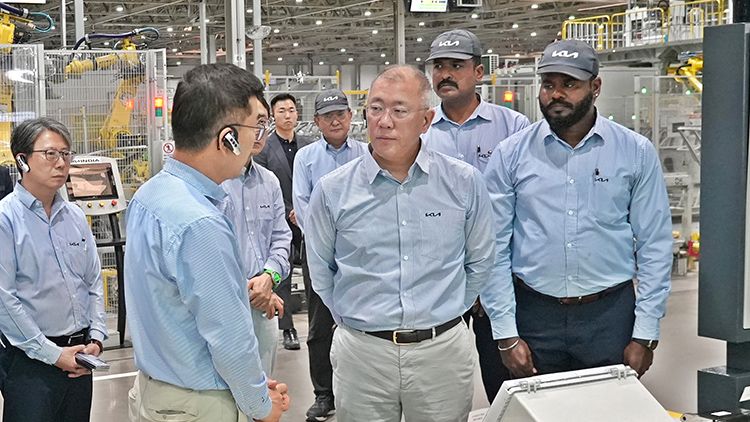현대자동차그룹은 정의선 회장이 중국, 미국, 인도 등 3개국을 넘나드는 광폭 글로벌 경영활동을 펼쳤다고 14일 밝혔다. 정의선 현대차그룹 회장이 기아 인도 아난타푸르공장 임직원들과 생산 라인을 점검하고 있다. /연합뉴스