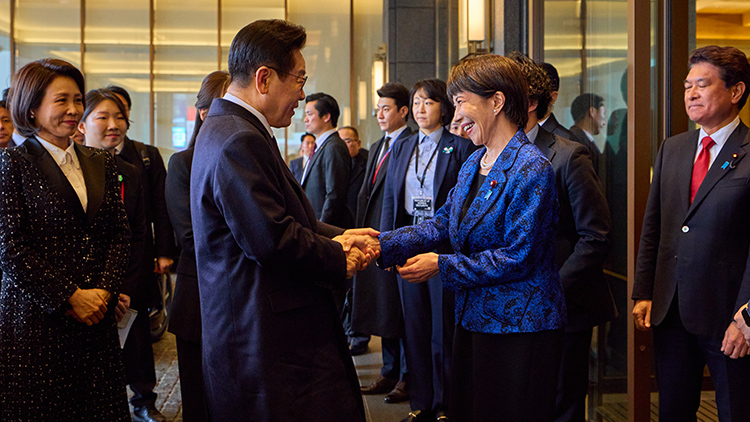 이재명 대통령이 13일 일본 나라현 회담장 앞에서 영접 나온 다카이치 사나에 일본 총리와 악수하고 있다. /연합뉴스