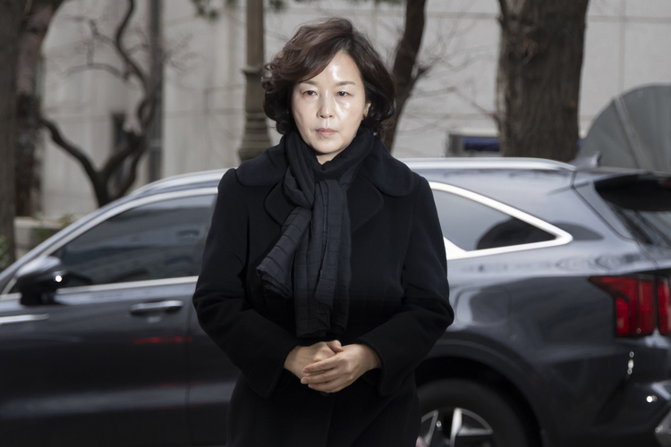 무소속(전 더불어민주당) 강선우 의원에게 '공천헌금' 1억원을 전달한 혐의를 받는 김경 서울시의원이 피의자 신분으로 조사를 받기 위해 15일 서울경찰청 공공범죄수사대로 출석하고 있다.  /연합뉴스 