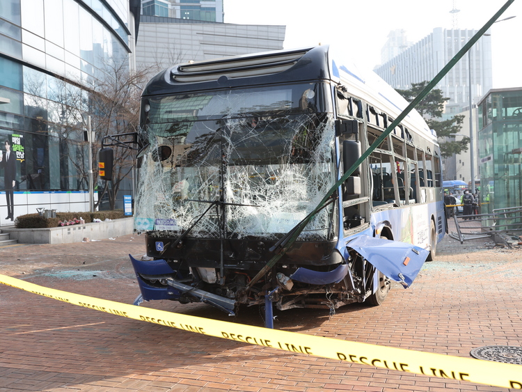 16일 오후 서울 서대문역 사거리에서 인도로 돌진해 건물과 충돌한 버스가 견인되고 있다.  /연합뉴스 