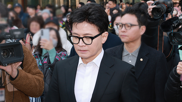 지지자에 '힘 내세요' 글 올린 한동훈, 징계엔 '침묵'