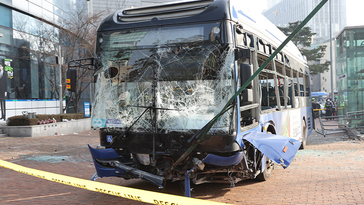 서울 서대문역 인근 인도로 시내버스 돌진…13명 부상