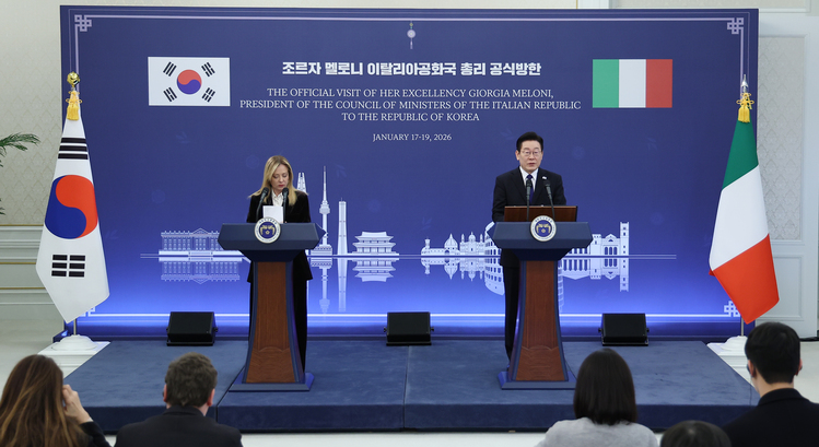 이재명 대통령과 조르자 멜로니 이탈리아 총리가 19일 청와대에서 정상회담 후 공동언론발표를 하고 있다. /연합뉴스 