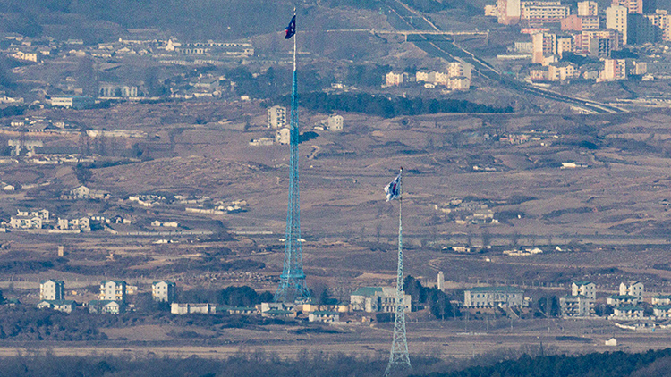 북한이 한국 무인기 침투를 주장하고 있는 가운데 11일 경기도 파주시 접경지역에서 바라본 서부전선 비무장지대(DMZ)에서 남측 대성동 마을 태극기와 북측 기정동 마을 인공기가 펄럭이고 있다. /연합뉴스