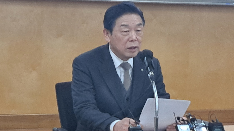 김형석 독립기념관장이 19일 독립기념관 밝은누리관에서 열린 긴급이사회에서 해임 건의안이 통과된 뒤 입장을 밝히고 있다. /연합뉴스