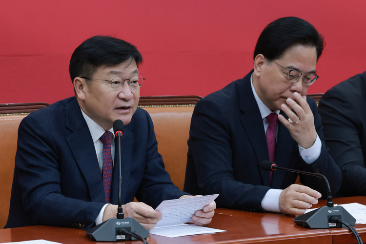 국민의힘 정점식 정책위의장(왼쪽)이 20일 국회에서 열린 원내대책회의에 참석해 발언하고 있다. /연합뉴스 