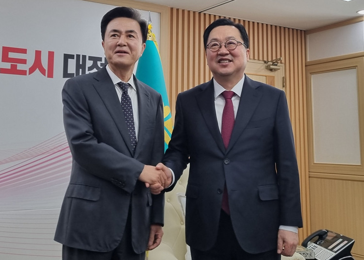 이장우 대전시장(오른쪽)과 김태흠 충남지사가 21일 대전·충남 행정통합 지원책에 대한 입장을 논의하기 위해 대전시청에서 만나 악수하고 있다.  /연합뉴스 