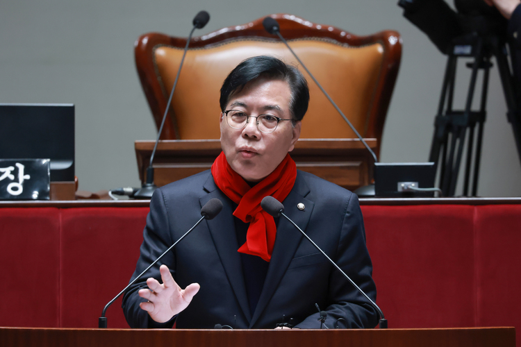 국민의힘 송언석 원내대표가 21일 서울 여의도 국회에서 열린 긴급 의원총회에 참석해 발언하고 있다.  /연합뉴스 