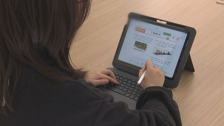 초등학교 5학년 과학 교과서가 탑재된 '디벗'용 태블릿 PC 화면. 태양계 행성의 특징을 설명하는데 전용 펜을 이용해 문제도 풀 수 있다.