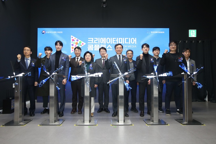 슈카 만난 김종철 방미통위원장..."청년 미디어 창업 적극 지원" - 뉴스 썸네일 이미지