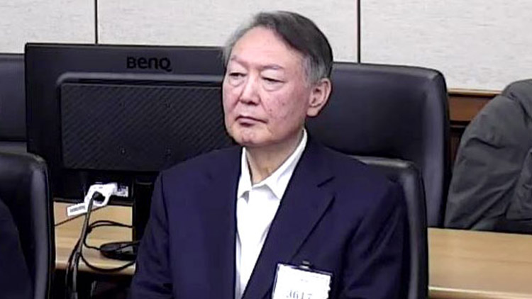 윤석열 전 대통령이 지난 16일 서울 서초구 서울중앙지방법원에서 열린 특수공무집행방해, 범인도피교사, 직권남용 권리행사방해 혐의 등 사건에 대한 1심 선고 공판에 출석해 피고인석에 앉아 있다. /서울중앙지법 제공