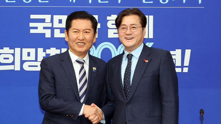 더불어민주당 정청래 대표가 지난 21일 국회에서 취임 인사차 방문한 홍익표 청와대 정무수석을 만나 악수하고 있다. /연합뉴스