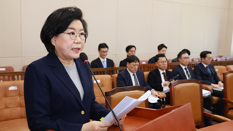 이혜훈 기획예산처 장관 후보자가 23일 국회 재정경제기획위원회에서 열린 인사청문회에서 선서하고 있다. /연합뉴스