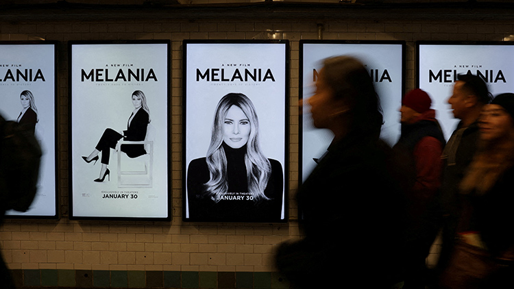 미국 영부인 멜라니아 트럼프가 출연한 다큐멘터리 '멜라니아' 영화 포스터가 미국 뉴욕 지하철 역에 전시되어 있는 모습 /REUTERS=연합뉴스
