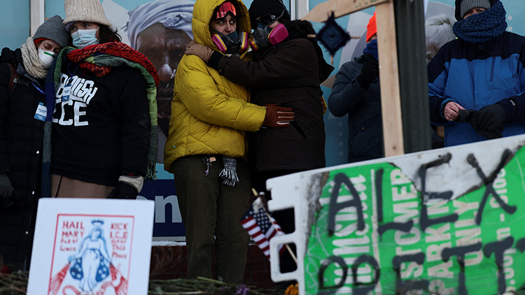 현지시간 24일, 미국 미네소타주 미니애폴리스에서 알렉스 프레티라는 남성이 그를 구금하려던 연방 요원의 총격을 받고 사망한 현장의 임시 기념비 주변에 사람들이 모여 있습니다. /REUTERS=연합뉴스
