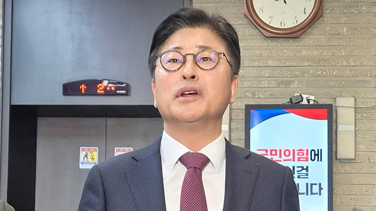 국민의힘 김종혁 전 최고위원이 지난 19일 서울 여의도 국민의힘 중앙당사에서 열린 윤리위원회에 출석한 뒤 취재진과 인터뷰하고 있다. /연합뉴스
