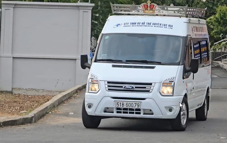 26일(현지시간) 오후 베트남 호찌민시 법의학센터에서 이해찬 민주평화통일자문회의 수석부의장의 시신을 실은 장례차량이 경찰 오토바이들의 호위 속에 떤선녓 국제공항으로 향하고 있다.  /연합뉴스 