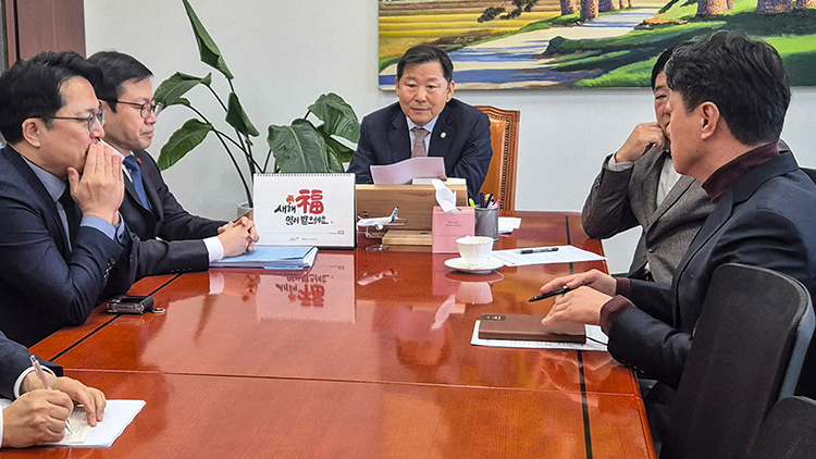 도널드 트럼프 미국 대통령이 한국 입법부의 법적 절차 미이행을 이유로 관세 인상 방침을 밝힌 27일 여한구 산업통상부 통상교섭본부장(왼쪽줄 앞)과 문신학 1차관(왼쪽 줄 가운데)이 국회 산업통상자원중소벤처기업위원회 이철규 위원장(가운데)과 국민의힘 간사인 박성민 의원(오른쪽 줄 앞)에 관련 보고를 하고 있다. /연합뉴스