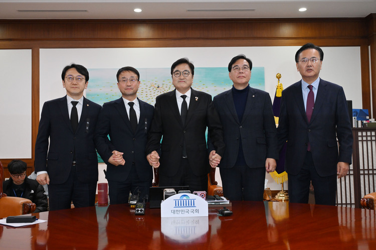 더불어민주당 한병도 원내대표(왼쪽 두번째)와 국민의힘 송언석 원내대표(오른쪽 두번째)가 27일 국회에서 우원식 국회의장(가운데) 주재로 열린 여야 원내대표 회동에서 만나 기념 촬영하고 있다. 왼쪽부터 더불어민주당 천준호 원내운영수석부대표와 한 원내대표, 우 의장, 국민의힘 송 원내대표와 유상범 원내운영수석부대표. /공동취재 