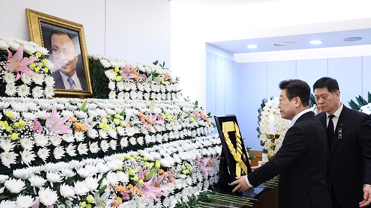 이재명 대통령이 27일 서울 종로구 서울대병원 장례식장에 마련된 고 이해찬 전 국무총리 빈소에 국민훈장 무궁화장을 추서하고 있다. /연합뉴스