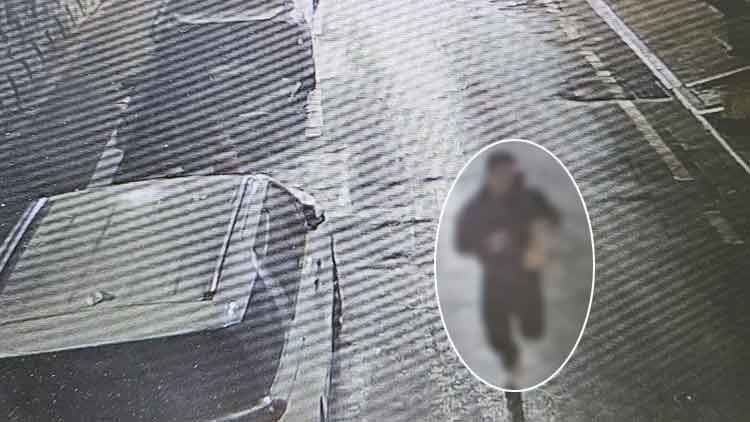 현금 가지고 도망가는 10대 남성 A 씨 모습 /시청자 제공