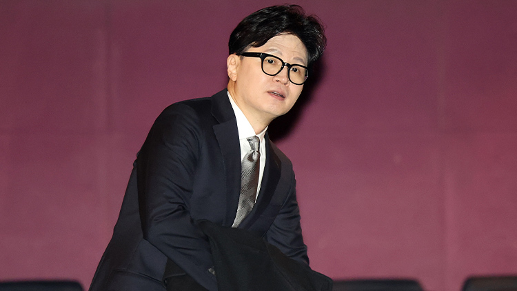 국민의힘 한동훈 전 대표가 28일 서울 영등포구의 한 영화관에서 '잊혀진 대통령: 김영삼의 개혁 시대' 영화 관람을 위해 착석하고 있다.  /연합뉴스 