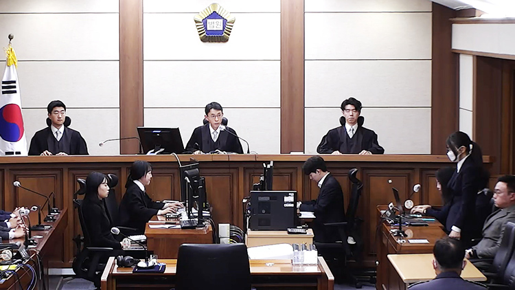 통일교 금품수수 등 혐의로 구속기소된 김건희 여사가 28일 서울중앙지방법원에서 열린 1심 선고공판에서 실형을 선고받고 있다. /서울중앙지법 제공
