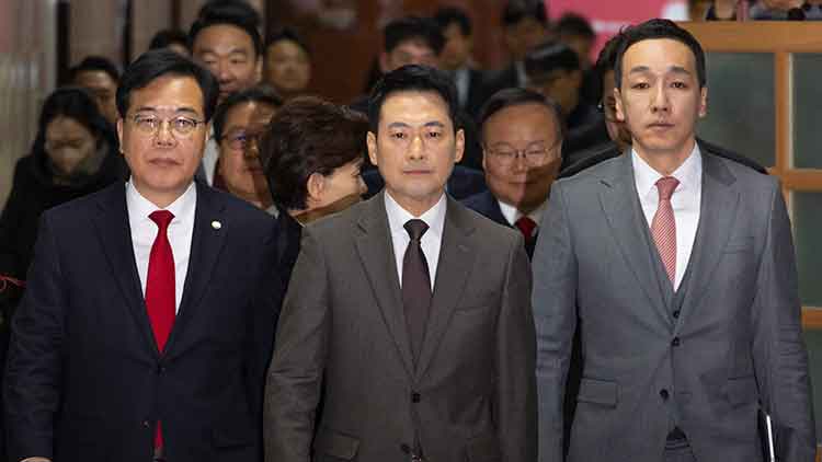 국민의힘 장동혁 대표(가운데)와 송언석 원내대표(왼쪽)를 비롯한 최고위원과 당 지도부들이 29일 국회에서 열린 최고위원회의에 입장하고 있다. /연합뉴스