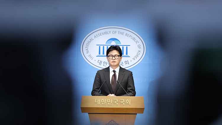 국민의힘에서 제명된 한동훈 전 대표가 29일 서울 여의도 국회 소통관에서 제명 결정과 관련해 기자회견을 하고 있다. /연합뉴스