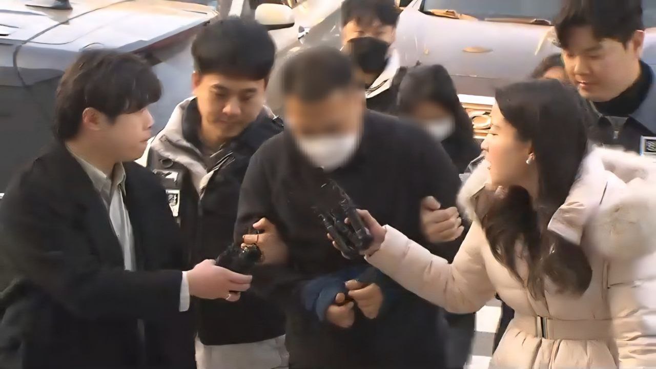 지난 23일 울산경찰청으로 송환되는 부부 모습