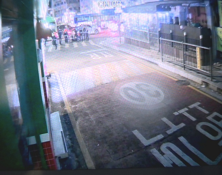 소방과 경찰이 쓰러진 피해자를 확인하는 모습