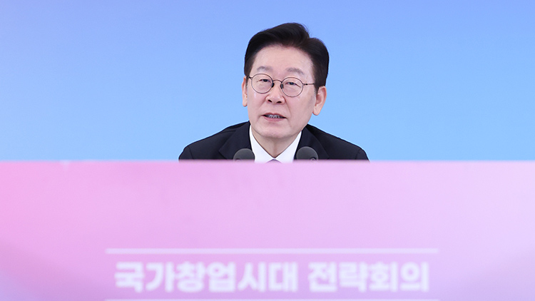 이재명 대통령이 30일 청와대에서 열린 국가창업시대 전략회의 'K-스타트업이 미래를 만든다'에서 마무리 발언하고 있다. /연합뉴스