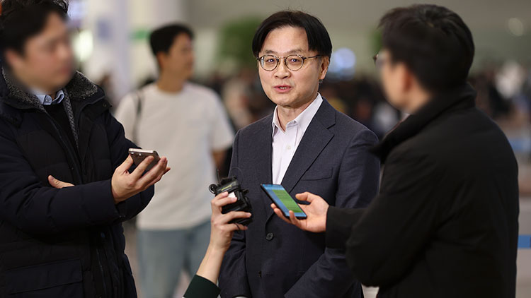 도널드 트럼프 미국 대통령의 대 한국 관세 재인상 위협에 대응하기 위해 미국을 방문한 김정관 산업통상부 장관이 31일 인천공항 터미널2을 통해 귀국 후 취재진 질문에 답하고 있다.  /연합뉴스