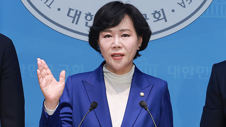 더불어민주당 전현희 의원이 2일 국회 소통관에서 서울시장 출마를 선언하고 있다. /연합뉴스