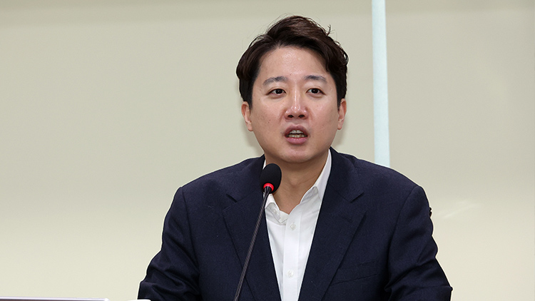 국민의힘 소장파 초·재선 의원 모임인 '대안과 미래' 소속 의원들이 3일 국회 의원회관에서 개혁신당 이준석 대표를 초청해 '위기의 한국 보수에 대한 진단과 해법!' 토론회를 열고 있다. /연합뉴스