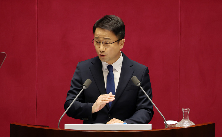 더불어민주당 한병도 원내대표가 3일 국회에서 열린 제432회 국회(임시회) 제2차 본회의에서 국정에 관한 교섭단체 대표 연설을 하고 있다. /연합뉴스 