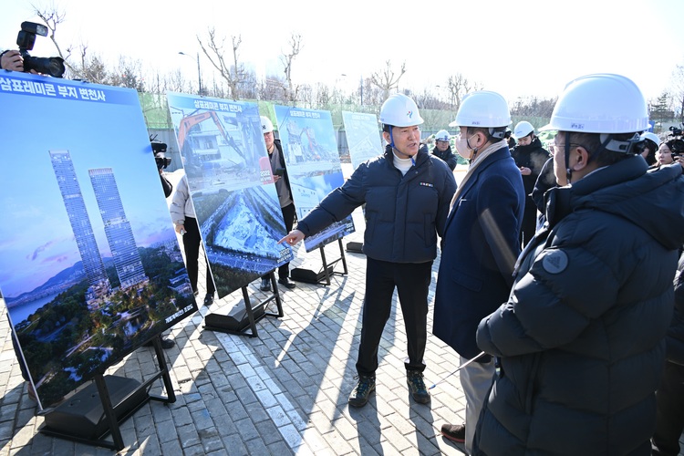 오세훈 서울시장이 오늘(3일) 오전 삼표레미콘 부지를 찾아 재개발 추진 상황을 점검하고 있다 / 서울시 제공