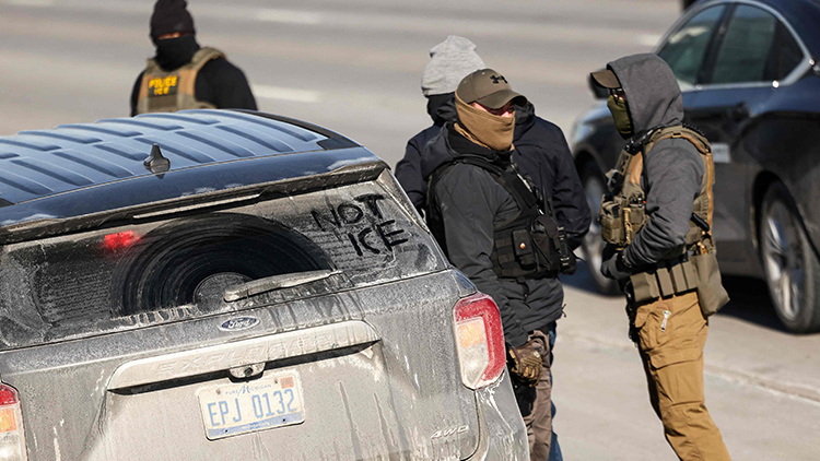 차 따라왔다고…ICE, 미니애폴리스 시민 총 겨누고 체포