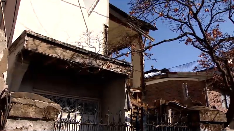 벽 무너지고 쓰레기 쌓이고 도심 흉물된 빈집…"재개발하면 새 공급활력"