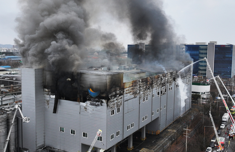 지난 3일 경기도 시흥시 정왕동 SPC삼립 시화공장에서 화재가 발생해 소방관들이 진화작업을 하고 있다. /연합뉴스 