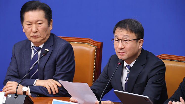 더불어민주당 한병도 원내대표가 4일 서울 여의도 국회에서 열린 최고위원회의에서 발언하고 있다. /연합뉴스