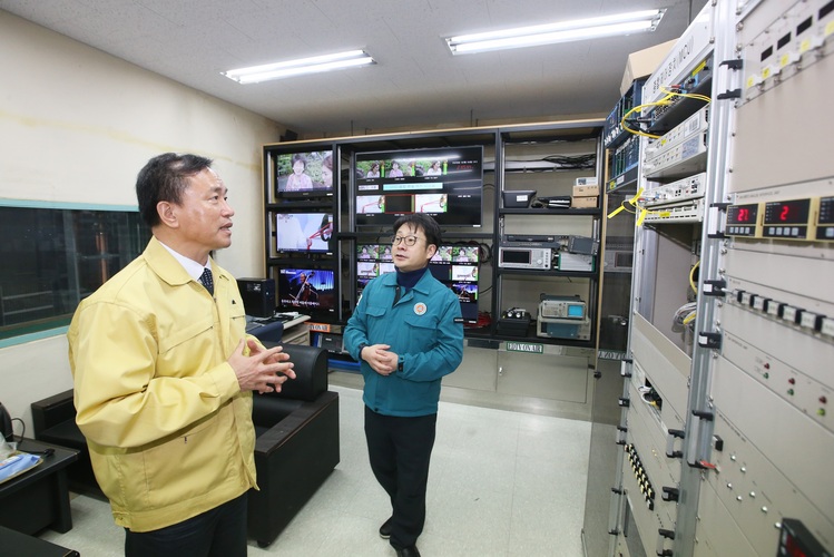 김종철 방송미디어통신위원회 위원장(노란색 옷)이 4일 대전KBS 계룡산 송신소를 방문해 해빙기 방송재난 안전 상태를 점검하고 시설 관계자와 대화하고 있다.