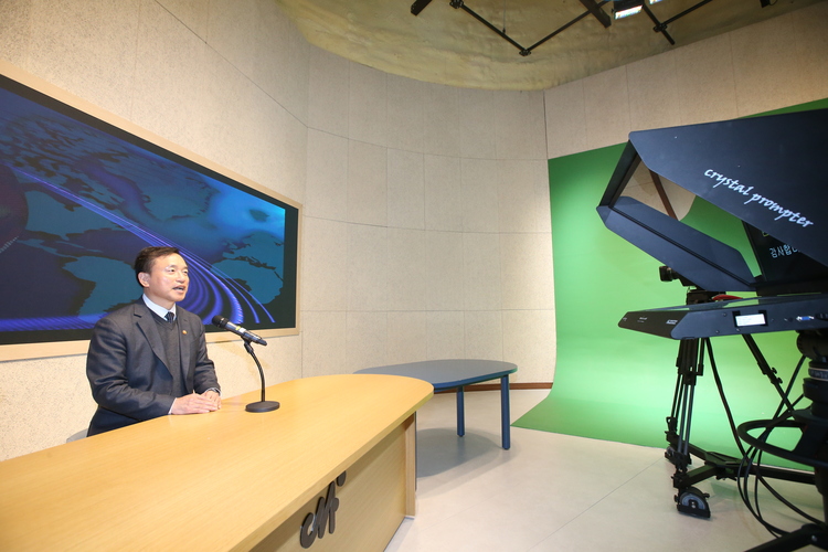 김종철 방송미디어통신위원회 위원장(왼쪽)이 4일 세종시청자미디어센터를 방문해 지역 미디어 교육 현장을 참관하고 스튜디오에서 뉴스제작을 체험해 보고 있다. 