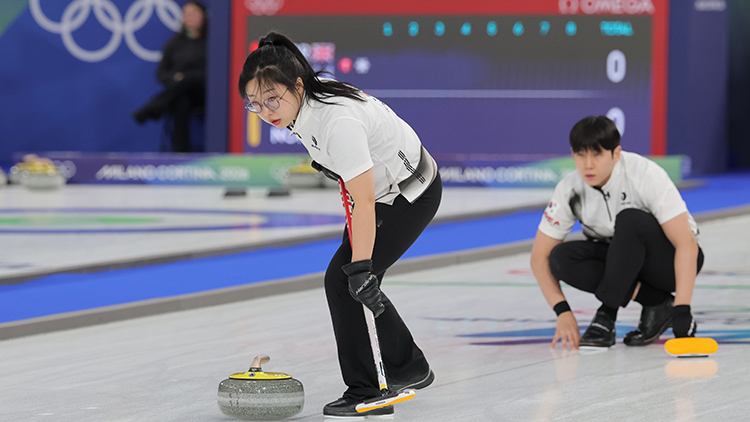 컬링 믹스더블 국가대표 김선영이 4일(현지시간) 이탈리아 코르티나담페초 컬링 올림픽 스타디움에서 열린 밀라노·코르티나 동계올림픽 스웨덴과의 라운드로빈 경기에서 스위핑을 하고 있다. /연합뉴스