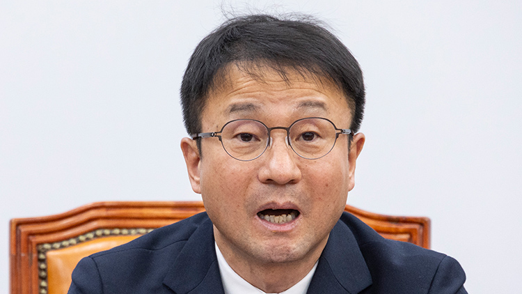 더불어민주당 한병도 원내대표가 5일 국회에서 열린 정책조정회의에서 정책 운영 방향에 대해 말하고 있다. /연합뉴스