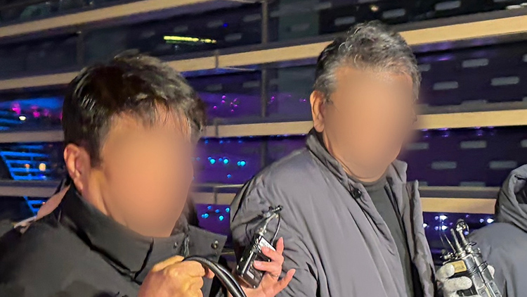 인천 강화군 중증장애인 거주시설 색동원 시설장 김씨(우측)가 지난 4일 오후 7시 7분께 2차 조사를 마치고 서울 중구 서울경찰청 조사실에서 나오고 있다. /연합뉴스