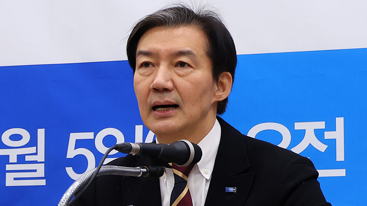 조국혁신당 조국 대표가 5일 부산 동구 부산항컨벤션센터에서 열린 부산현장최고위원회에서 민주당과 합당 관련 발언을 하고 있다. /연합뉴스