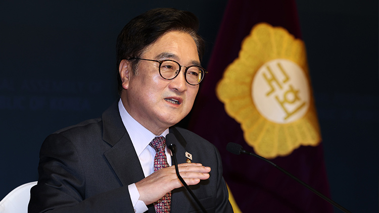 우원식 국회의장이 5일 서울 여의도 국회 사랑재에서 신년 기자회견을 하고 있다. /국회사진기자단